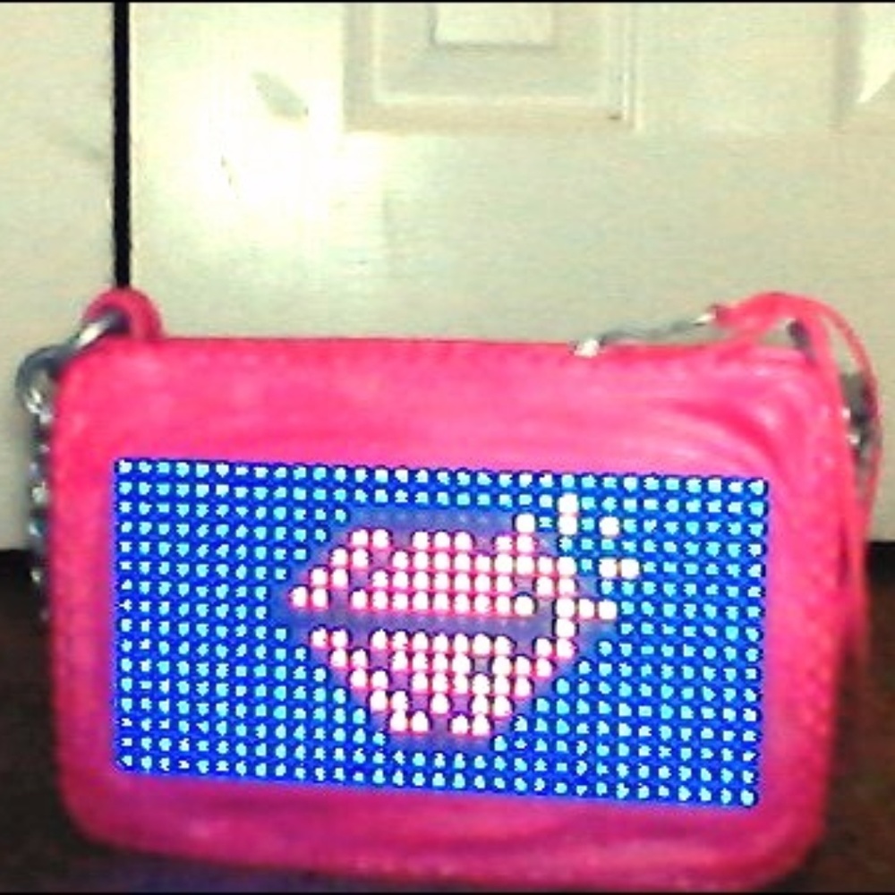 Project Mc2 Pixel Purse iphone conectable
